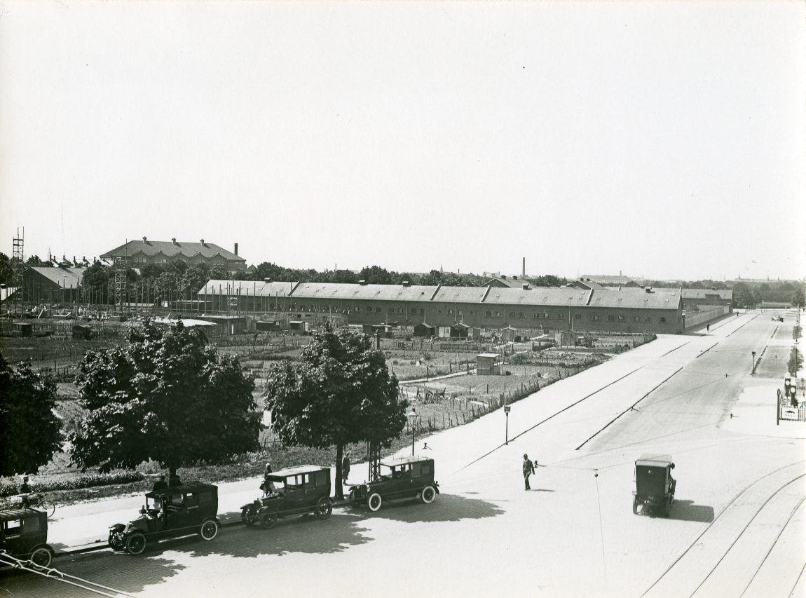 Borgmester Jensens Alle set fra Jagtvej - 7 juni 1928 - I baggrunden ses Garderhusarkasernen - bag den mod venstre Idrætshuset og stadion